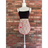 70Er Vintage Blumen Schürze Os Cottagecore Calico Landhaus Suzie Hausmacher Weiß Rot Urlaub Backen Mutter Geschenk von thenovembergirl