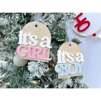 Es Ist Eine Mädchen-Weihnachtsverzierung, Ein Junge, Feiertags-Gender Enthüllen-Verzierung, Schwangerschaftsankündigung, Baby Kommt Bald von theolivebranchmiami