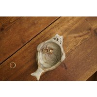 Handgemachte Keramik Weiße Katze Meerjungfrau Halter, Räucherstäbchenhalter, Zubehör Halter Handgemachte Keramik Weiße Katze Meerjungfrau Halter, Räucherstäbchenhalter, Zubehör Halter von thepaperzookeeper