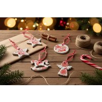 Weihnachtsanhänger Aus Keramik, Skandinavisch, Tannenbaumschmuck von therootfolks