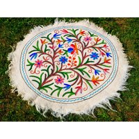 Kaschmir Namda Teppich, Handgefilzt Aus Himalaya Schurwolle, Traditionell Bestickt, Boho Teppich Für Wohnzimmer & Schlafzimmer Kaschmir Namda Teppich, Handgefilzt Aus Himalaya Schurwolle, Traditionell Bestickt, Boho Teppich Für Wohnzimmer & Schlafzimmer von theshantihome