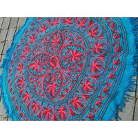 Runder Woll Teppich Kashmiri Namda Hand Gefilzt Und Bestickt | Blumenmuster Blauer Für Schlafzimmer Oder Boho Wanddeko von theshantihome