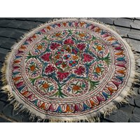 Runder Woll Teppich Kashmiri Namda Hand Gefilzt Und Bestickt | Blumenmuster Mandala Weißer Für Schlafzimmer Oder Boho Wanddeko von theshantihome