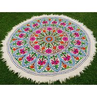 Runder Woll Teppich Kashmiri Namda Hand Gefilzt Und Bestickt | Blumenmuster Mandala Weißer Für Schlafzimmer Oder Boho Wanddeko Runder Woll Teppich Kashmiri Namda Hand Gefilzt Und Bestickt | Blumenmuster Mandala Weißer Für Schlafzimmer Oder Boho Wanddeko von theshantihome