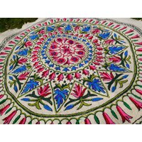 Runder Woll Teppich Kashmiri Namda Hand Gefilzt Und Bestickt | Blumenmuster Mandala Weißer Für Schlafzimmer Oder Boho Wanddeko Runder Woll Teppich Kashmiri Namda Hand Gefilzt Und Bestickt | Blumenmuster Mandala Weißer Für Schlafzimmer Oder Boho Wanddeko von theshantihome