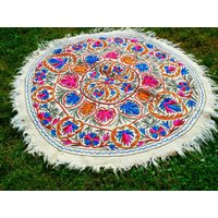Runder Woll Teppich Kashmiri Namda Hand Gefilzt Und Bestickt | Blumenmuster Mandala Weißer Für Schlafzimmer Oder Boho Wanddeko Runder Woll Teppich Kashmiri Namda Hand Gefilzt Und Bestickt | Blumenmuster Mandala Weißer Für Schlafzimmer Oder Boho Wanddeko von theshantihome