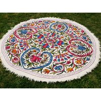 Runder Woll Teppich Kashmiri Namda Hand Gefilzt Und Bestickt | Blumenmuster Mandala Weißer Schlafzimmer Oder Wohnzimmer von theshantihome