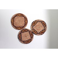 Set Von 3 Großen Coil Basket Pads Mit Lebendigen Farben - Untersetzer Lila Orange Wandkörbchen Wandset Wanduntersetzer von theturtleroad