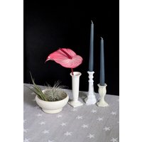 Set Von 3 Weißen Kerzenständern Und Einem Überpflanzungshalter - Weiße Keramiksammlung Kerzenständer Keramik Weißer Übersteller Floraline von theturtleroad