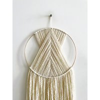 Beige Cremeweißer Wandbehang Aus Garn/Makramee Modernes Boho-Dekor von thetwistedthreadco
