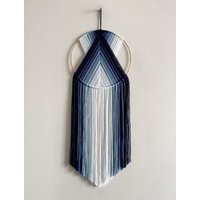 Blau Und Weiß Verblassende Ombre Garn-Hoop-Wandbehang/Makramee-Wandbehang Wohnheim Kinderzimmer Dekor Moderne Boho-Dekor von thetwistedthreadco