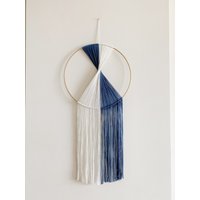 Blau Und Weiß Yarn Hoop Wandbehang von thetwistedthreadco