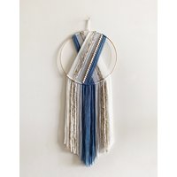 Blau Und Weiße Hoop Garn Wandbehang/Perlen Makramee Kinderzimmer Dekor von thetwistedthreadco