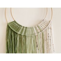 Grüne Hoop Und Garn Wandbehang/Makramee Modernes Boho Dekor von thetwistedthreadco