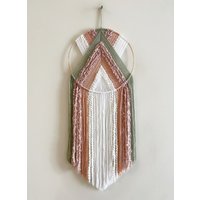 Hellgrüner Rosa Und Weißer Garn Hoop Wandbehang/Boho Dekor Makramee Kinderzimmer von thetwistedthreadco