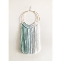 Hellblauer Und Weißer Garn-Doppelreifen-Wandbehang/Ombre-Wandbehang Makramee-Wandbehang von thetwistedthreadco