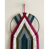 Magentaer Lila Blauer Wandbehang/Boho Kinderzimmerdeko von thetwistedthreadco