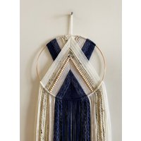 Marineblau Und Beige Perlengarn Hoop Wandbehang/Makramee Kinderzimmer Wohnheim Dekor Moderne Boho von thetwistedthreadco
