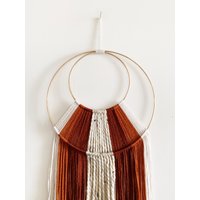 Rot, Orange Und Weiß Yarn Hoop Wandbehang/Makramee von thetwistedthreadco