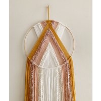 Senfrosa Und Weißer Wollring Wandbehang/Boho Kinderzimmerdeko von thetwistedthreadco