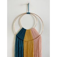 Türkiser Senf Und Pinker Wollring Wandbehang/Makramee-Wandbehang Kinderzimmer - Wohnheimdekor Modernes Boho-Dekor von thetwistedthreadco