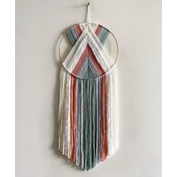 Weiß Rosa Salbeigrün Und Hellblauer Wollring Wandbehang/Modernes Boho Dekor Makramee Kinderzimmer Deko von thetwistedthreadco