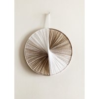 Weiß Und Beige Hoop Wandbehang/Makramee von thetwistedthreadco