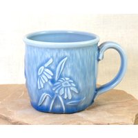 Gänseblümchen Geschnitzte Porzellantasse - Hand Keramikkaffeetasse Blumen Blaue Gänseblümchenbecher von thewayofclay