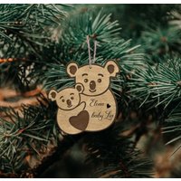 Koala Familie Ornament Personalisierte Holz Paare Weihnachtsgeschenk Für Paar Kostenloses Geschenk Enthalten Koala Familie Ornament Personalisierte Holz Paare Weihnachtsgeschenk Für Paar Kostenloses Geschenk Enthalten von thewoodenbearGR