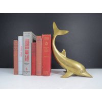 Großer Messing Delfin // Vintage Mid Century Modern Briefbeschwerer Gold Schreibtisch Dekoration Nautisch Wohn Dekor Küsten Strand Haus Ozean von thisattic