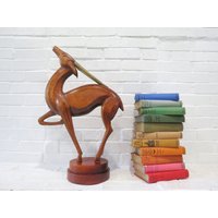 Mid Century Holz Gazelle Figur // Vintage Geschnitzte Hölzerne Hirsch Antilope Statue, Dolbi Kasse 1980 Skulptur Kunst Stück Messing von thisattic
