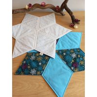 Großer Untersetzer in Blau-Weiß Und Gold Mit Eiskristallen, Deko Zu Weihnachten, Adventsdekoration, Geschenk Zum Geburtstag, Schneeflocken Großer Untersetzer in Blau-Weiß Und Gold Mit Eiskristallen, Deko Zu Weihnachten, Adventsdekoration, Geschenk Zum Geburtstag, Schneeflocken von threaddreamsbysteffi