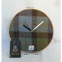 Harris Tweed Runde Wanduhr 9In/23cm Authentic Faced - Metall Hände Silent Quartz Uhrwerk Ref. Hc101 von tillytreemouse