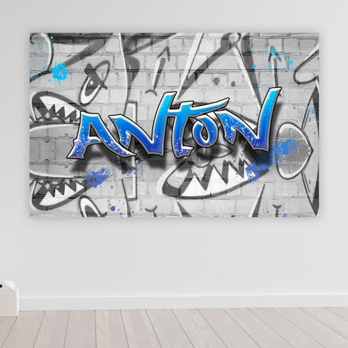 timalo® Robustes Gamerposter mit Namen personalisiert | Coole Gaming Wanddeko mit Gamer Bild für die Wand | Deko Poster XXL Wandbild | Graffiti schwarz weiß blaue Schrift für Jungen | Motiv 51 von timalo