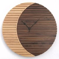Lunar Crescent Uhr Von Timecatcherclocks, Sehr Unverwechselbares Design Mit Ahorn Und Nussbaum Auf Birkenlage von timecatcherclocks