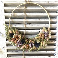 Trockenblumenkranz Trockenblumenring Geschenk Und Deko Mit Trockenblumen Holzring Fensterdeko Türdeko Boho Blumenring Loop Wanddeko Herbst Trockenblumenkranz Trockenblumenring Geschenk Und Deko Mit Trockenblumen Holzring Fensterdeko Türdeko Boho Blumenring Loop Wanddeko Herbst von tinaslaedleDE