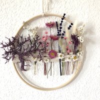 Trockenblumenkranz Trockenblumenring Geschenk Und Deko Mit Trockenblumen Holzring Türkranz Wanddeko Fensterdeko Boho Trockenblumenidee Rosa von tinaslaedleDE