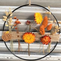 Trockenblumenkranz Trockenblumenring Geschenk Und Deko Mit Trockenblumen Natur - Metallring Flowerloop Fensterdeko Wanddeko Kürbis Herbst Trockenblumenkranz Trockenblumenring Geschenk Und Deko Mit Trockenblumen Natur - Metallring Flowerloop Fensterdeko Wanddeko Kürbis Herbst von tinaslaedleDE