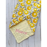 Gelbe Florale Babydecke Personalisiert Baby Mädchen Decke Neugeborenendecke Benutzerdefinierte Minky Monogrammed Newborn Geschenk von tinyhandBabyblanket