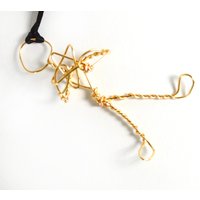 Goldenes Ornament - Ein Stern Haltend Drahtstäbchen Person, Die Sternornament Hält Handgemachtes Aus Golddraht von tinymishaps