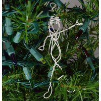 Weißer Weihnachtsbaum Kletterer Drahtskulptur Und Weihnachtsdekoration von tinymishaps
