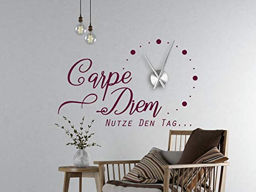 tjapalo® a36 Wanduhr Wohnzimmer Wandtattoo Uhr Wandaufkleber Wanduhr Wandspruch Carpe Diem Sprüche Zitate Wanddeko Wohnzimmer mit Uhrwerk, Größe: B93xH58cm (+Uhrwerk schwarz), Farbe: Lavendel von tjapalo