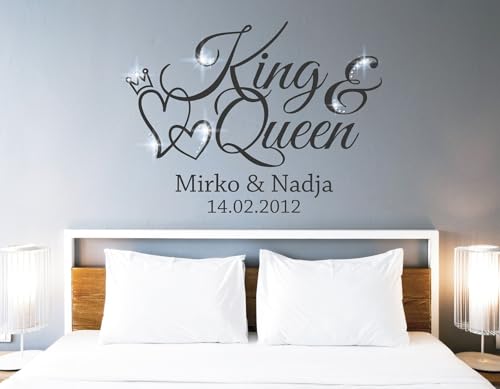 tjapalo® pkm462 Wandtattoo King Queen Wandtattoo Schlafzimmer Liebe Wandsticker Schlafzimmer romantisch Wandtattoo paare Namen und Datum, Farbe: Schwarz, Größe: B80xH48cm von tjapalo