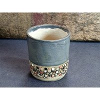 Kieselsteinoptik Getränkebecher. Grauer Keramikbecher Mit Reliefoberfläche, Tonbecher Bunten Punkten von tonspatzen