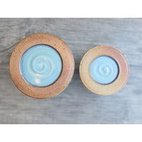 Keramikschüsseln Keramikdose Mit Flachem Deckel Set Von 2 Keramikdosen Türkis Und Cremefarben Steinzeug Holzgebrannt von toscAnna