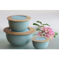 Keramikschüsseln Keramikdose Mit Flachem Deckel Set Von 3 Keramikdosen Türkis Und Cremefarben Steinzeug Holzgebrannt Keramikschüsseln Keramikdose Mit Flachem Deckel Set Von 3 Keramikdosen Türkis Und Cremefarben Steinzeug Holzgebrannt von toscAnna