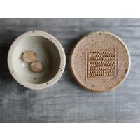 Muskatreibe Keramik Schale Mit Deckel Als Reibefläche Für Muskat Knoblauch Ingwer Küchenaufbewahrung Muskatdose Holzgebrannt von toscAnna