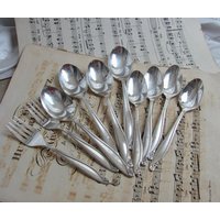 Flowertime Ii 1963 Pattern - 4 Versilberte Esslöffel 2 Salatgabeln Teelöffel // Wm A Rogers Silverware Besteck Flowertime Ii 1963 Pattern - 4 Versilberte Esslöffel 2 Salatgabeln Teelöffel // Wm A Rogers Silverware Besteck von totalvintage