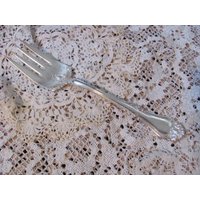 Kenwood - Vintage Silberplatte Große Serviergabel Muster 1907 von totalvintage