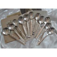 Kleine Gumbo-Löffel - Lot Von 11 Silberplatte Schokolade Kleinere Suppenlöffel Runde Schüssel // Vintage Besteck Silber Verschiedene Mustergrößen Kleine Gumbo-Löffel - Lot Von 11 Silberplatte Schokolade Kleinere Suppenlöffel Runde Schüssel // Vintage Besteck Silber Verschiedene Mustergrößen von totalvintage